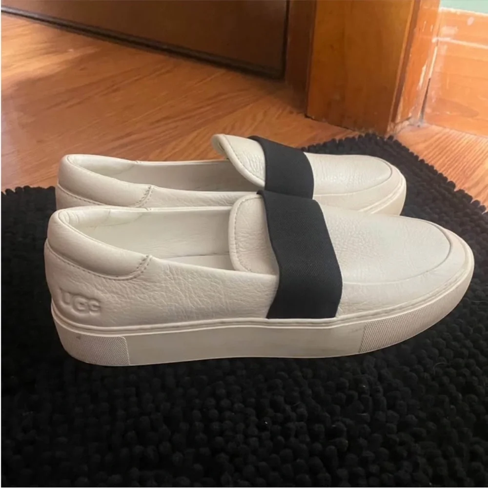 UGG – Chayze Slip-On Sneakers – White / Black Logo Band – Sz. 10